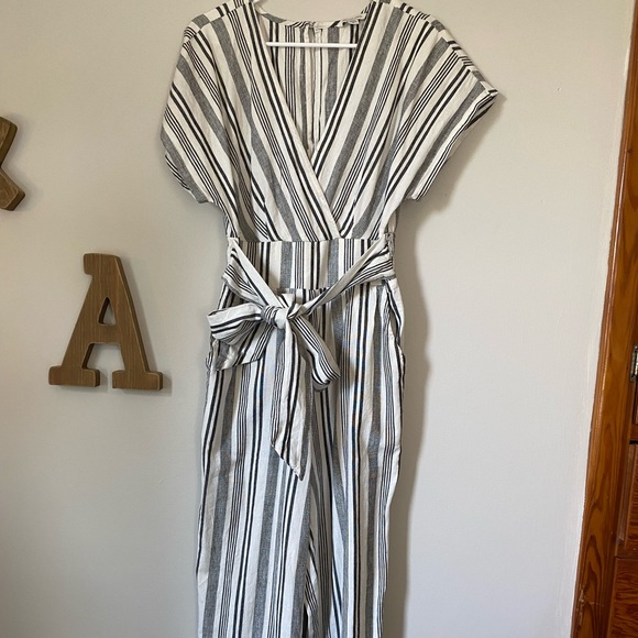 AMERICAN EAGLE WHITE/GREY FRONT TIE JUMPSUIT SIZE S - Picture 3 of 3